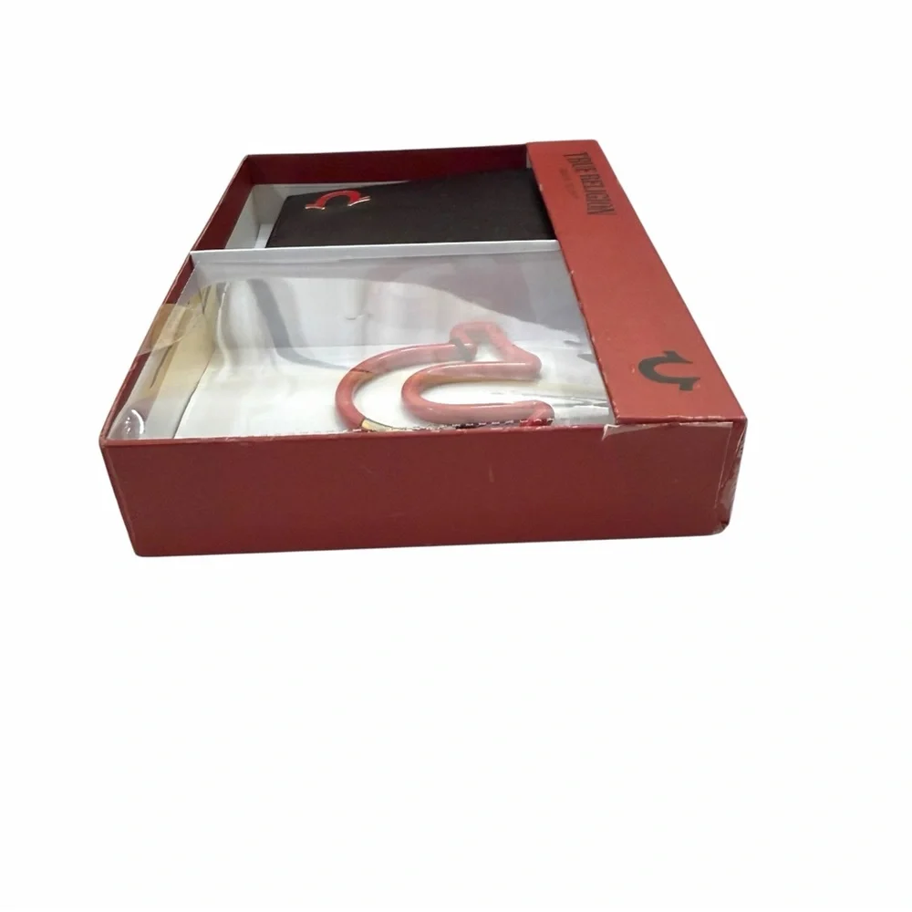 NIB True Religion Men’s Black Leather Bifold Wallet Red Horseshoe Carabiner Set